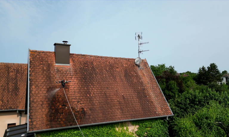 Démoussage de toitures et façades
